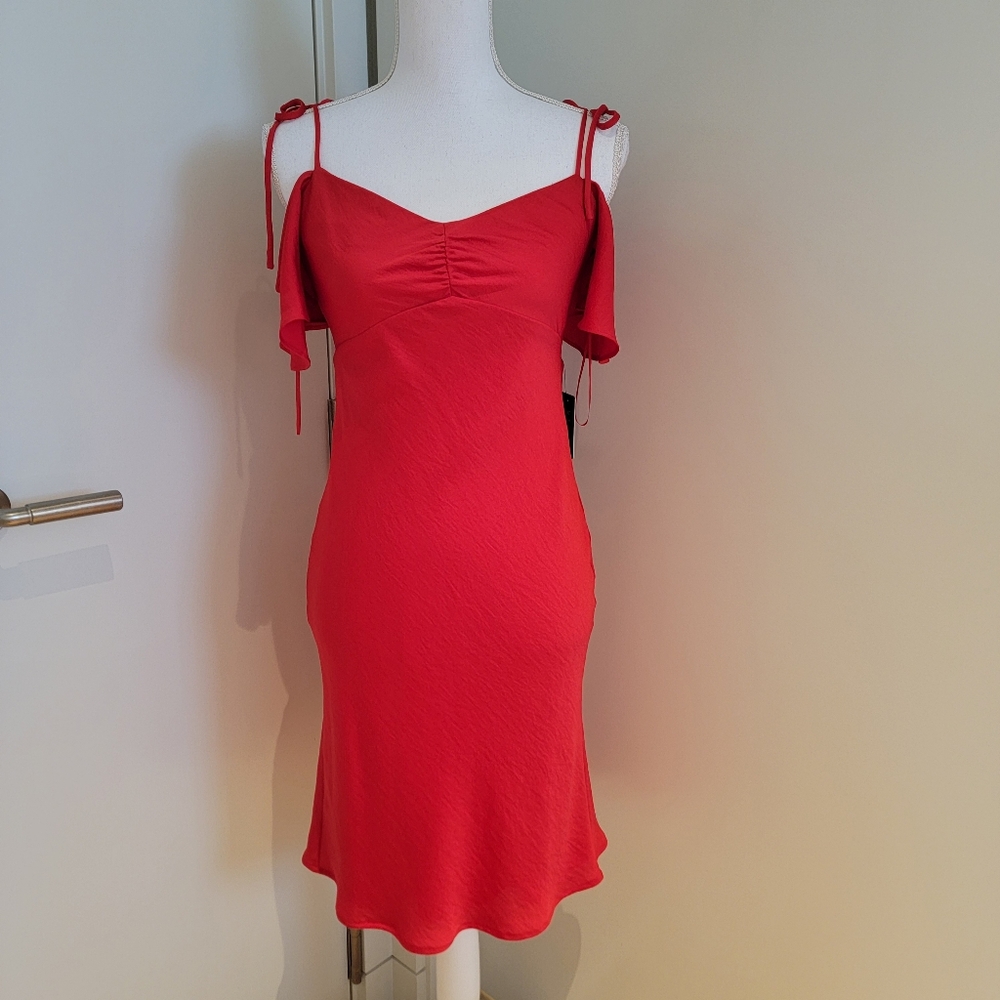 ❤️ EXPRESS RED MID LENGTH DRESS